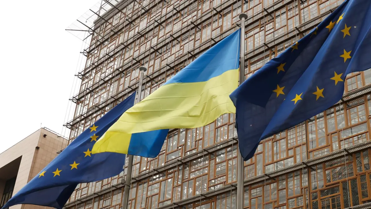  Archivo - Banderas de la Uni&oacute;n Europea y de Ucrania ante la sede del Consejo Europeo en Bruselas. - CONSEJO EUROPEO/FRANCOIS LENOIR - Archivo 