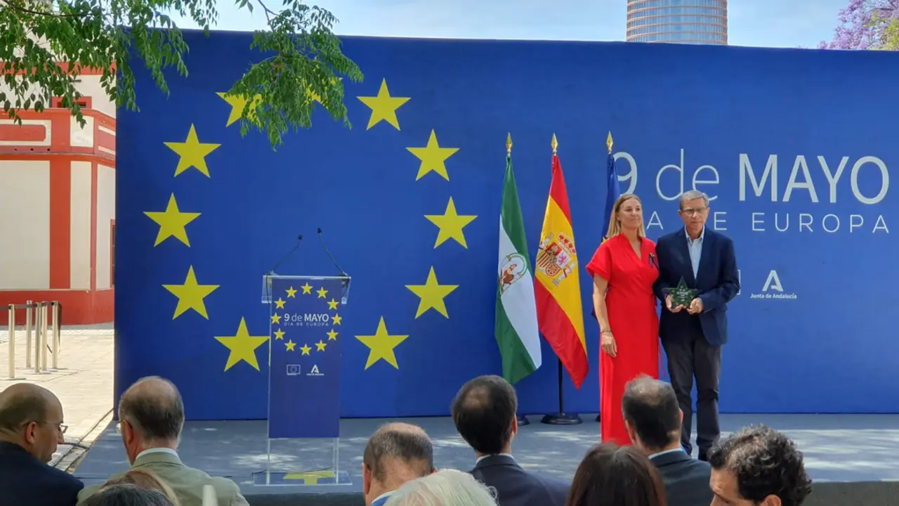  El presidente del GDR Sierra Morena Cordobesa, Manuel Leyva recoge la estrella conmemorativa 