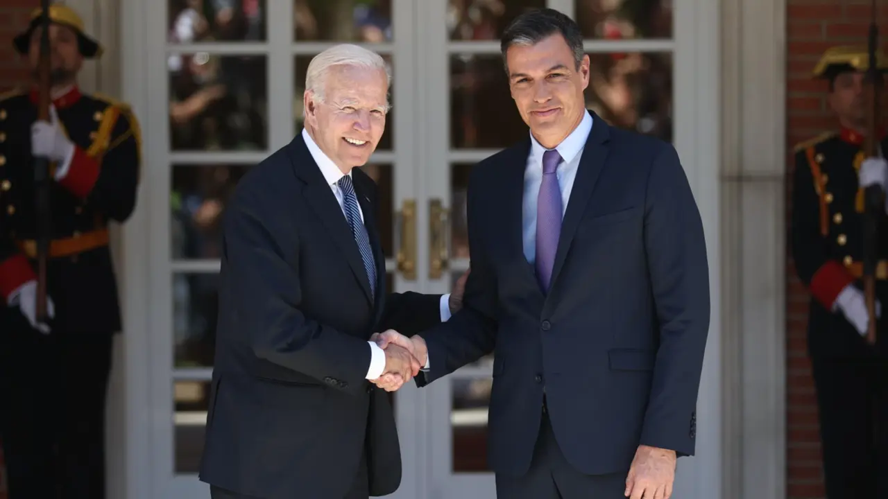  Archivo - El presidente de los Estados Unidos, Joe Biden (i), es recibido por el presidente del Gobierno, Pedro S&aacute;nchez (d), a su llegada a una reuni&oacute;n en el Palacio de La Moncloa, a 28 de junio de 2022, en Madrid (Espa&ntilde;a). - EUROPA PRESS/E. Parra. POOL - Europa Press 