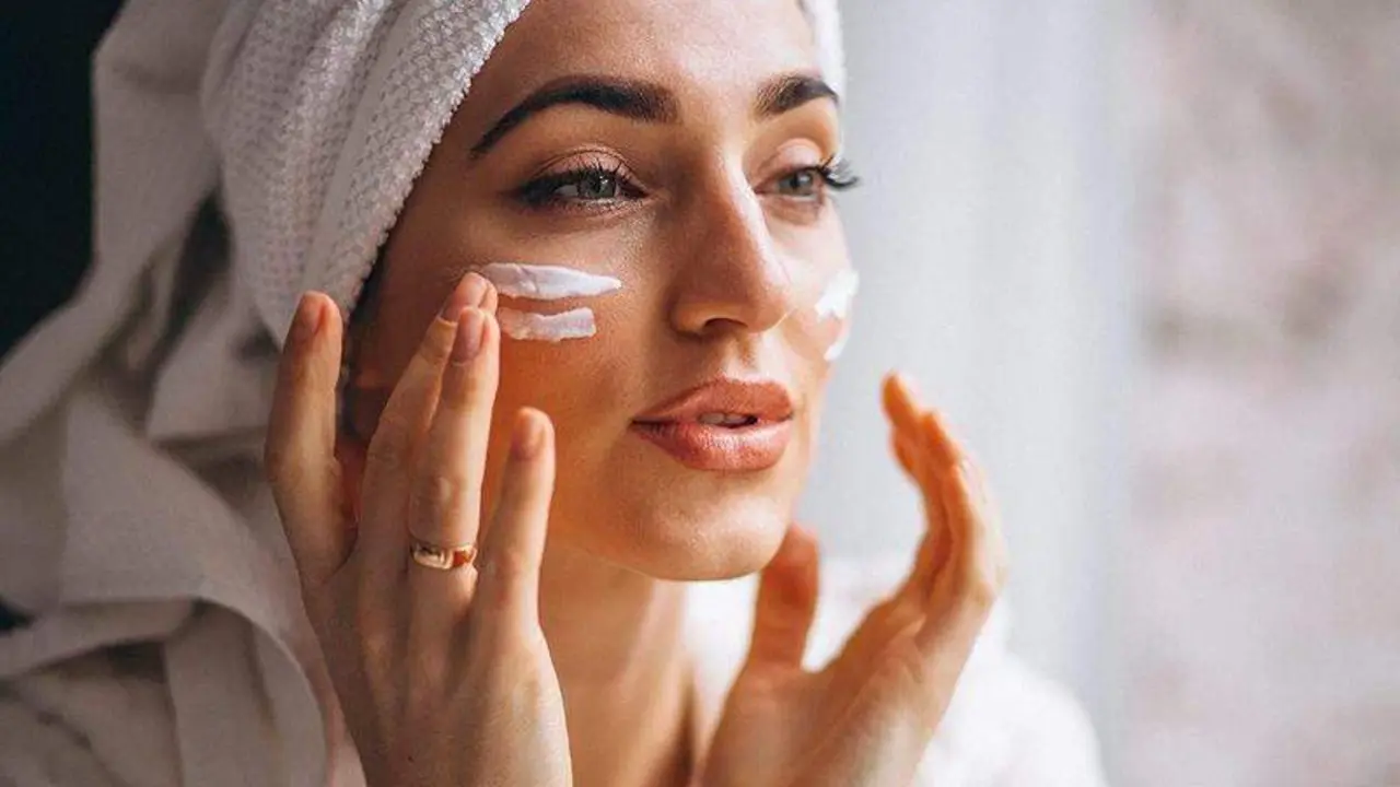  Mujer cuid&aacute;ndose la piel 