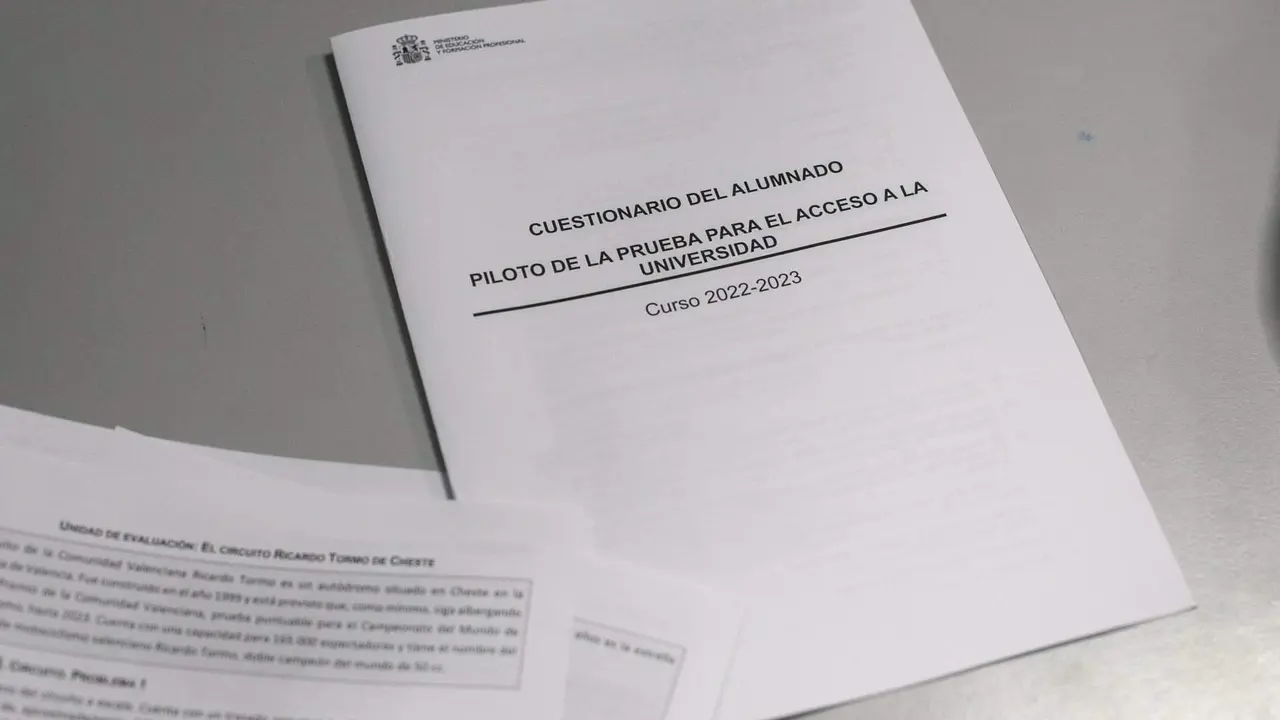  Ehjemplares de la prueba piloto de la nueva EBAU del Ministerio de Educaci&oacute;n y Formaci&oacute;n Profesional en el IES Calder&oacute;n de la Barca. En Oviedo (Asturias), a 28/10/2022 (&copy; Jorge Peteiro / Europa Press) 