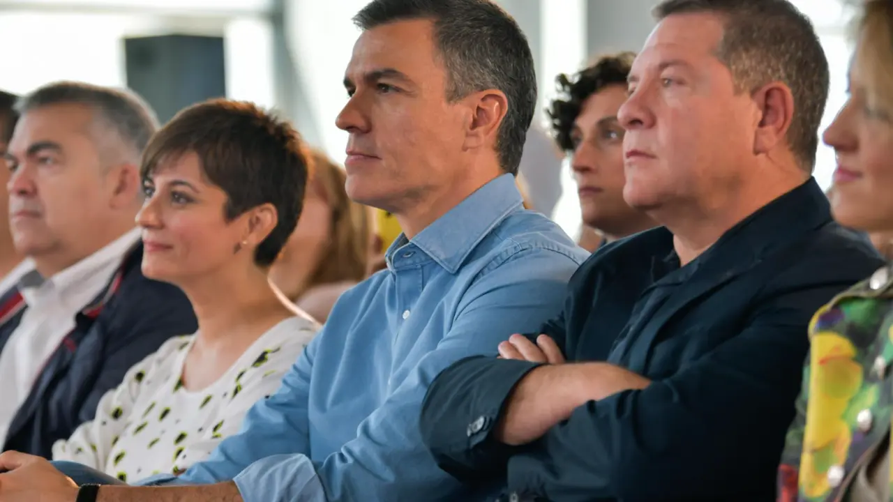  El presidente del gobierno de Espa&ntilde;a y secretario general del PSOE, Pedro S&aacute;nchez (c), durante un acto de campa&ntilde;a del PSOE de Castilla-La Mancha, en el Palacio de Congresos y Exposiciones, a 14 de mayo de 2023, en Puertollano, Ciudad Real. - Eusebio Garc&iacute;a del Castillo - Europa Press 