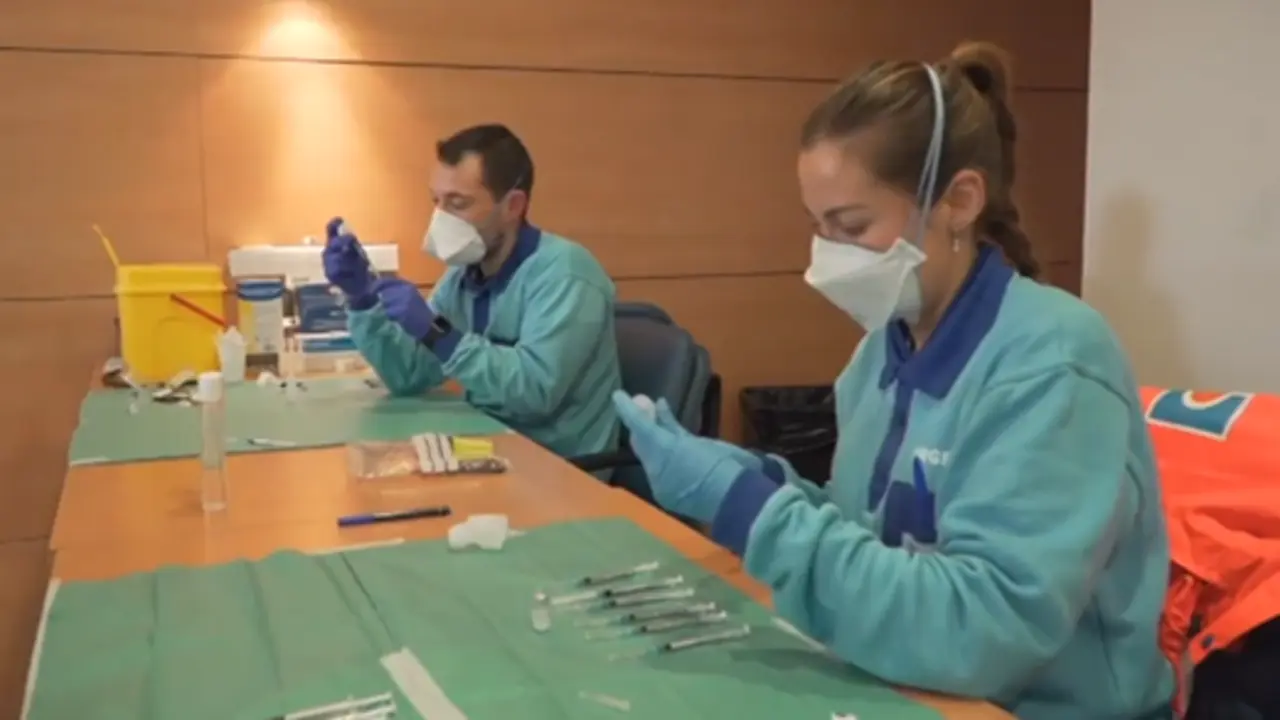  Sanitarios preparando las vacunas para que posteriormente sean administradas. 