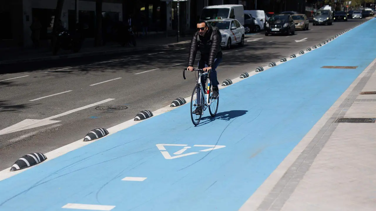  Un ciclista circula por el nuevo carril bici del Paseo de la Castellana, a 3 de abril de 2023, en Madrid (Espa&ntilde;a) 