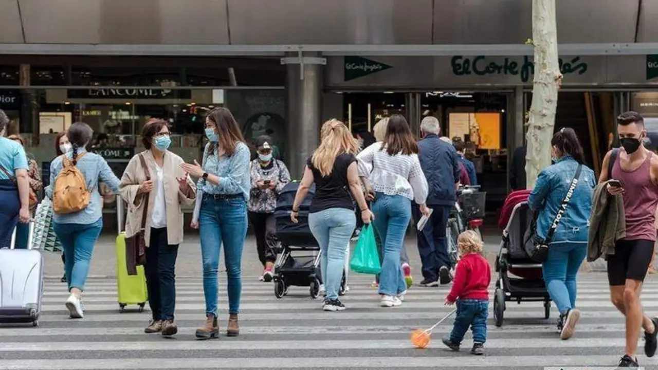  Gente cruzando la calle / Pilar Gázquez. 