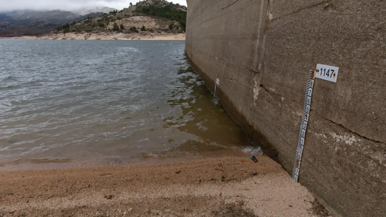  Medidas en la presa del embalse de Navacerrada, a 16 de febrero de 2022, en Madrid (Espa&ntilde;a). Debido a la situaci&oacute;n de anticicl&oacute;n en Espa&ntilde;a, la Comunidad de Madrid se encuentra en una media del 56,5% de capacidad en sus embalses, siendo el de Navacerrada e - Rafael Bastante - Europa Press 