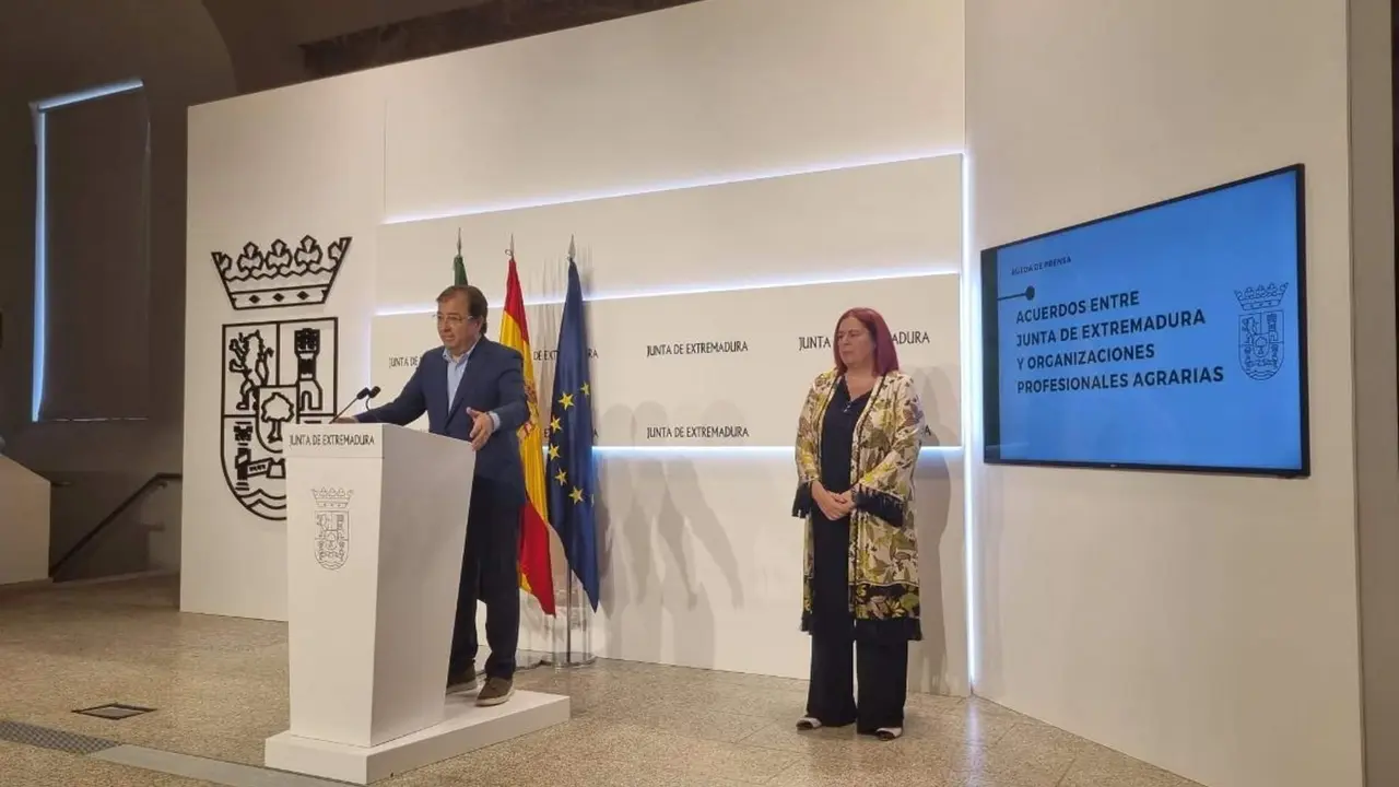  El presidente de la Junta de Extremadura, Guillermo Fern&aacute;ndez Vara, informa de las ayudas aprobadas por el Ejecutivo regional para paliar las consecuencias de la sequ&iacute;a 