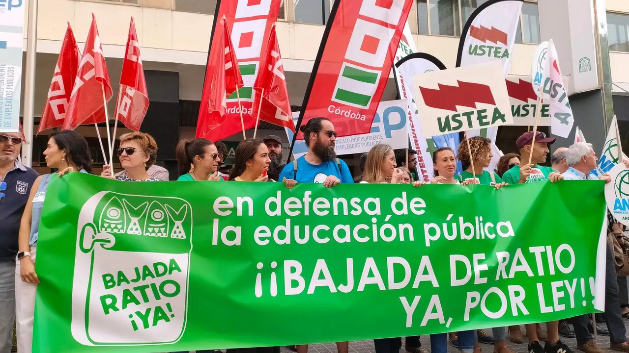  Convocados por AUGC y SUP, este mi&eacute;rcoles guardias civiles y polic&iacute;as nacionales, una parte de ellos procedentes de C&oacute;rdoba, se han concentrado ante el Ministerio del Interior reclamando la reclasificaci&oacute;n al grupo B, jornada laboral de 35 horas, actualizaci&oacute;n de dietas y teletrabajo 