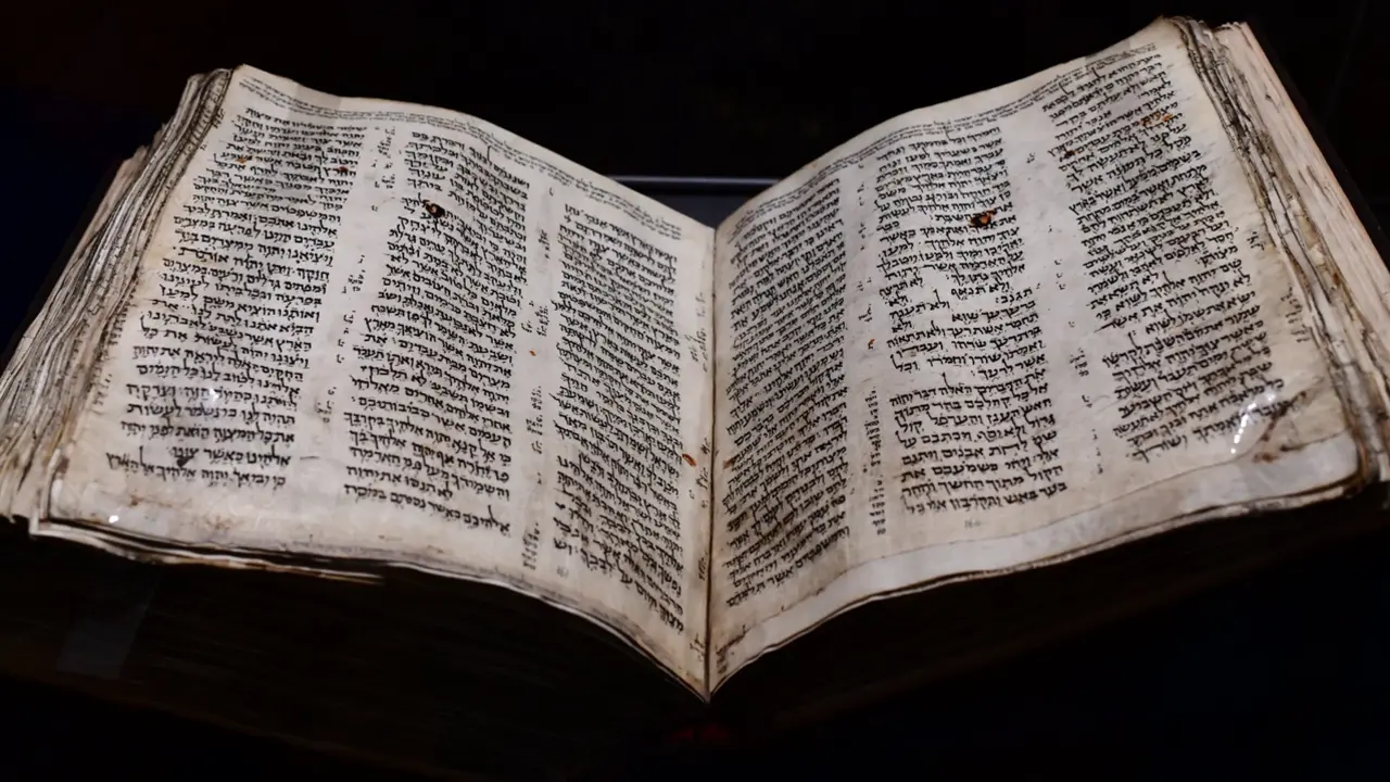  Archivo - TEL AVIV, March 22, 2023 -- The Codex Sassoon is seen at the ANU Museum of the Jewish People in Tel Aviv, Israel, on March 22, 2023. The Codex Sassoon, the oldest-known and the most complete Hebrew Bible manuscript, will be on display for the f - Europa Press/Contacto/Tomer Neuberg/JINI - Archivo 