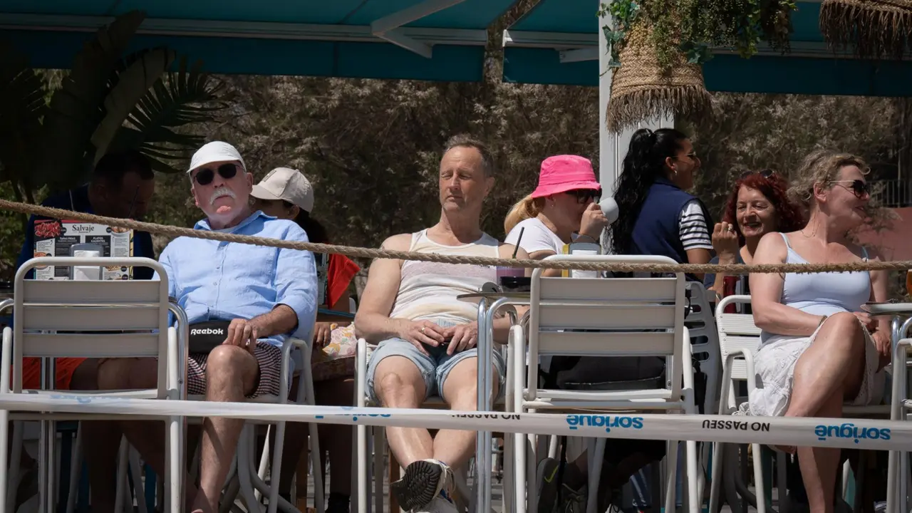  Varias personas aprovechan el buen tiempo tomando algo en la terraza de un bar - David Zorrakino - Europa Press 