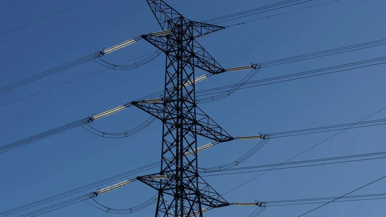  Vista de una torre de alta tensi&oacute;n en San Sebasti&aacute;n de los Reyes, Madrid (Espa&ntilde;a) 