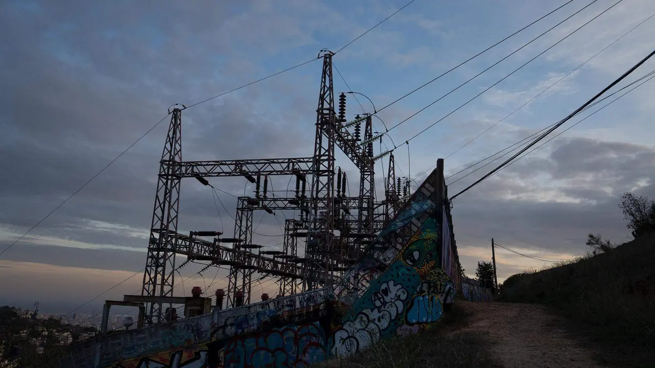  Tendido el&eacute;ctrico, a 31 de diciembre de 2022, en Barcelona, Catalu&ntilde;a (Espa&ntilde;a) 