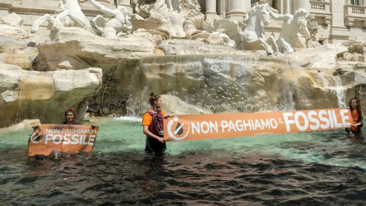 Ecologistas ti&ntilde;en de negro la Fontana di Trevi de Roma 