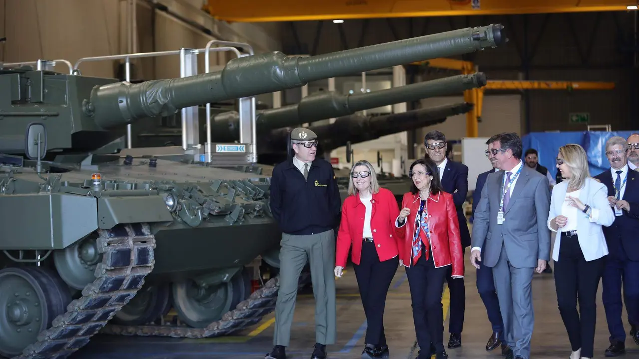  La ministra de Defensa, Margarita Robles, en una visita a la empresa Santa B&aacute;rbara 
