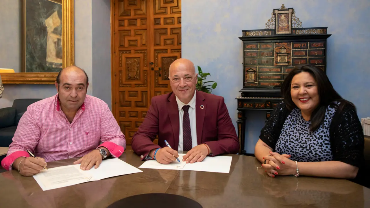  El presidente de la instituci&oacute;n provincial, Antonio Ruiz, acompa&ntilde;ado por la delegada de Cohesi&oacute;n Social, Consumo y Participaci&oacute;n Ciudadana, Dolores Amo 