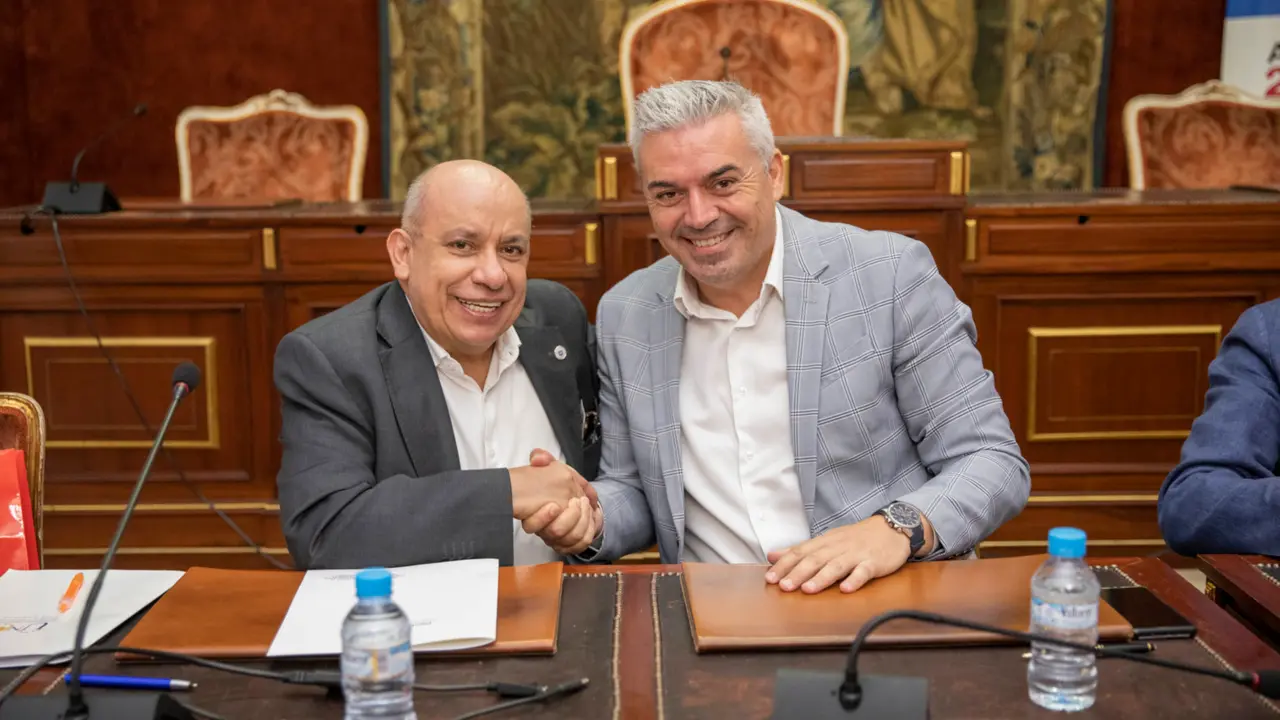 El delegado de Programas Europeos y Administraci&oacute;n Electr&oacute;nica de la Diputaci&oacute;n de C&oacute;rdoba, V&iacute;ctor Montoro, firmando una addenda al Protocolo de Colaboraci&oacute;n Interinstitucional con la Universidad Nacional Abierta y a Distancia de Colombia (UNAD) 