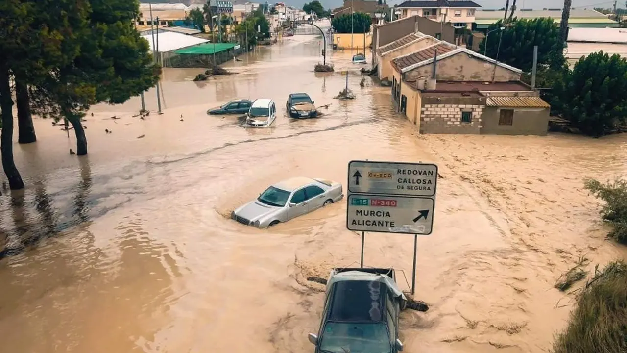  Coches afectados por una inundaci&oacute;n en una foto de archivo 