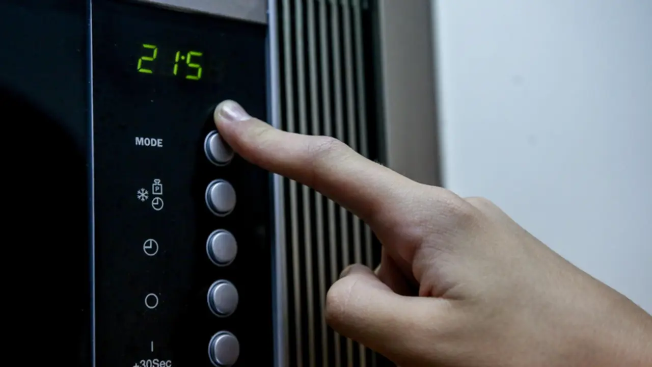  Archivo - Un reloj en la pantalla de un microondas - Ricardo Rubio - Europa Press - Archivo 