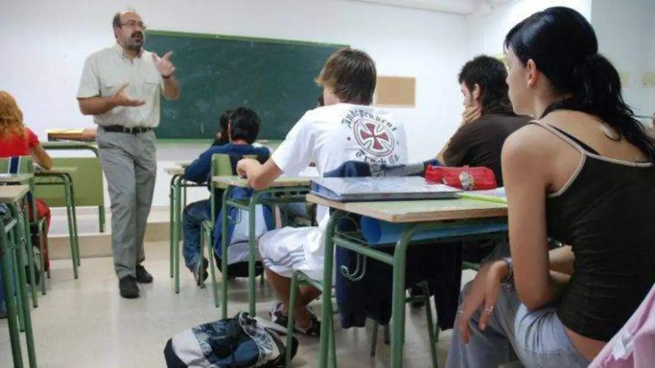  Profesor impartiendo clases 