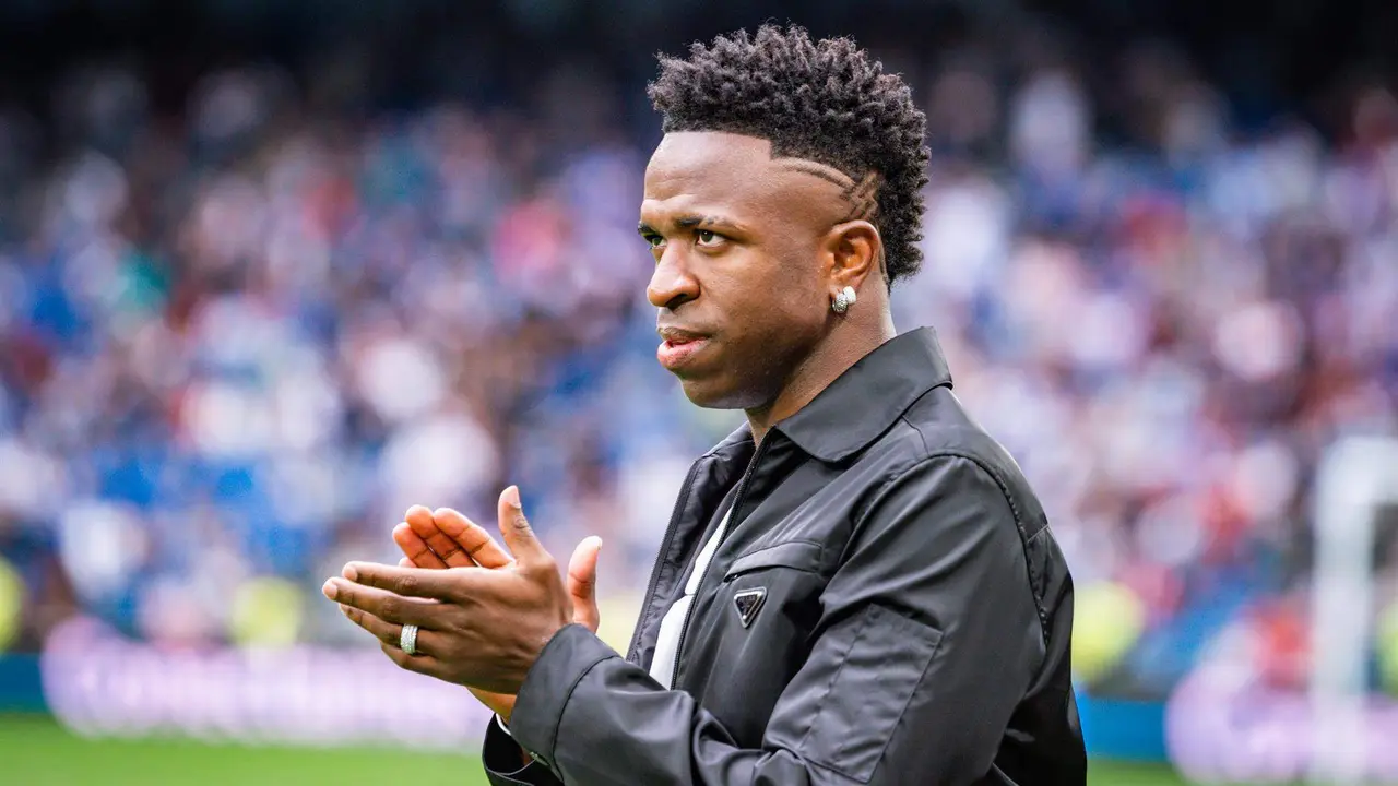  Vinicius Junior en su homenaje en el Santiago Bernab&eacute;u tras los insultos racistas 