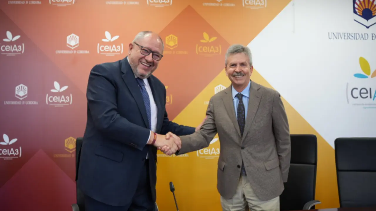  Manuel Torralbo y Jos&eacute; Luis Navarro tras la firma del convenio. 