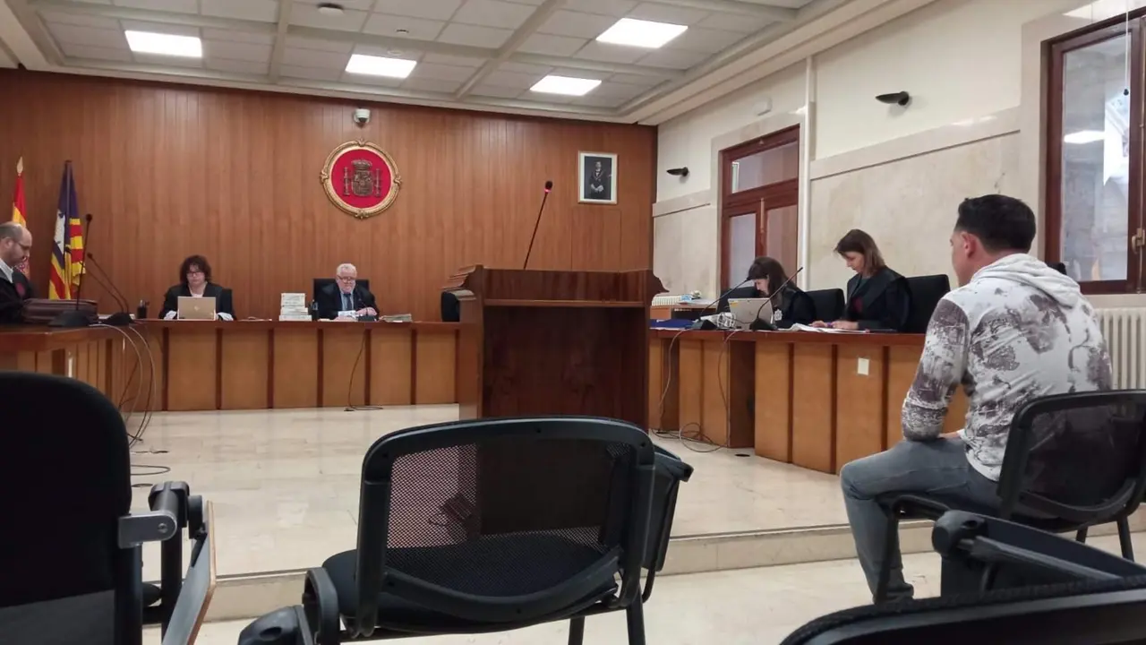  El acusado, durante el juicio este jueves en la Audiencia Provincial 