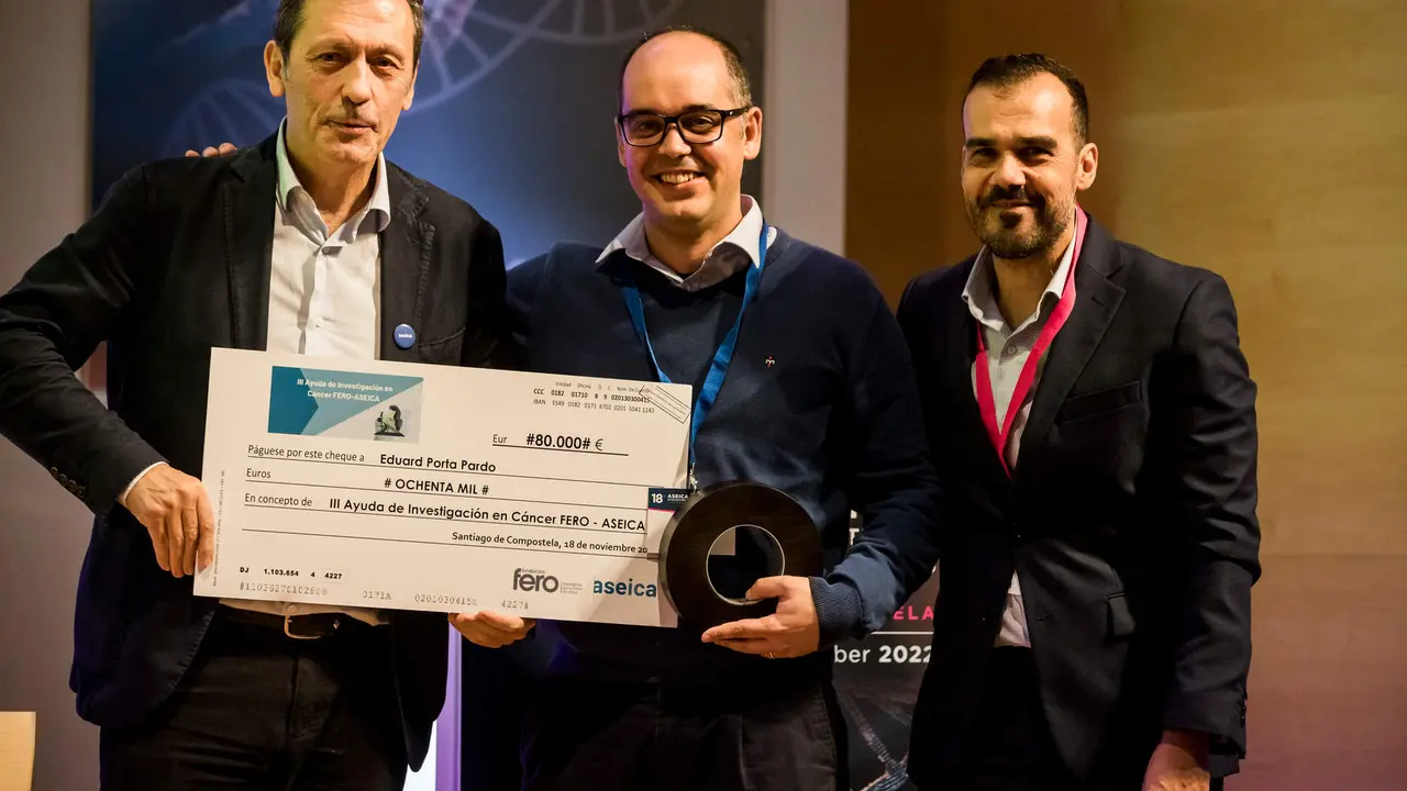 Entrega de la pasada edici&oacute;n de la III Ayuda de FERO y ASEICA al investigador Eduard Porta durante el Congreso de ASEICA 