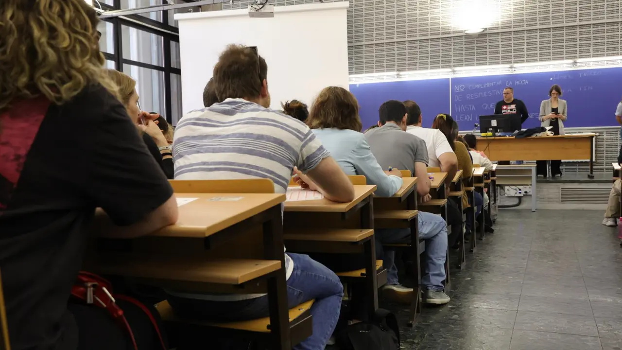  Foto de archivo. Numerosas personas realizan las pruebas de acceso a Correos, en la Facultad de Biol&oacute;gicas de la Universidad Complutense de Madrid, a 7 de mayo de 2023, en Madrid (Espa&ntilde;a). - Jes&uacute;s Hell&iacute;n - Europa Press 