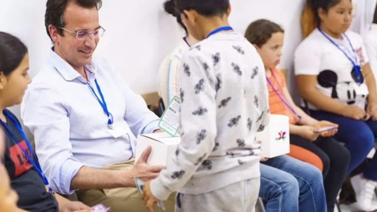  Un grupo de ni&ntilde;os hacen sus peticiones al candidato del PP a la alcald&iacute;a de Legan&eacute;s 