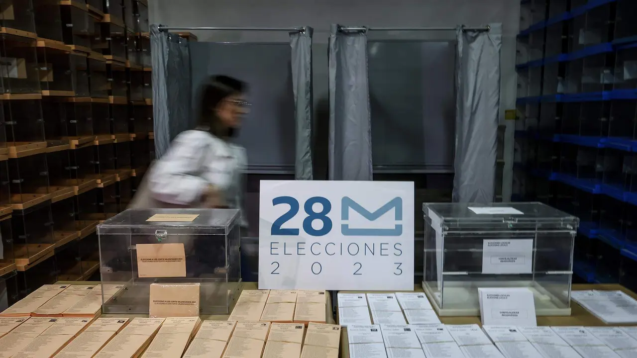  Una persona junto a papeletas electorales para las pr&oacute;ximas elecciones municipales del 28 de mayo, a 23 de mayo de 2023 
