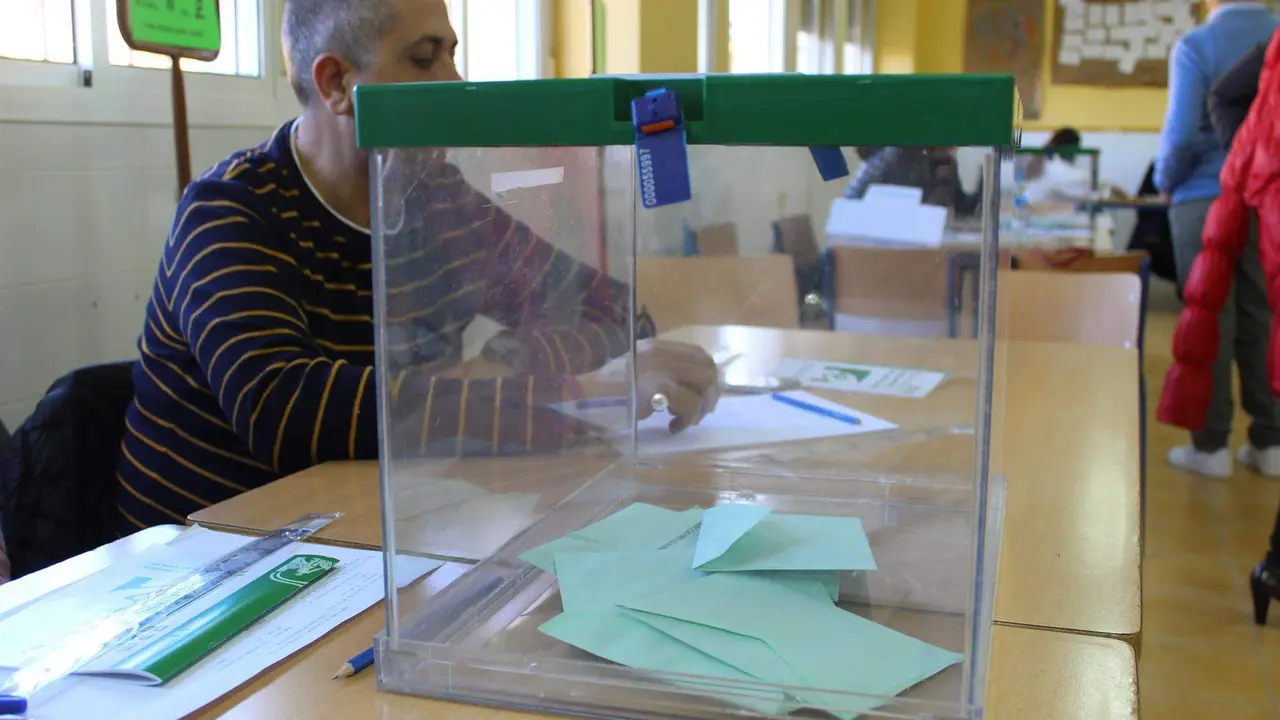  Urna para las elecciones al Parlamento de Andaluc&iacute;a 