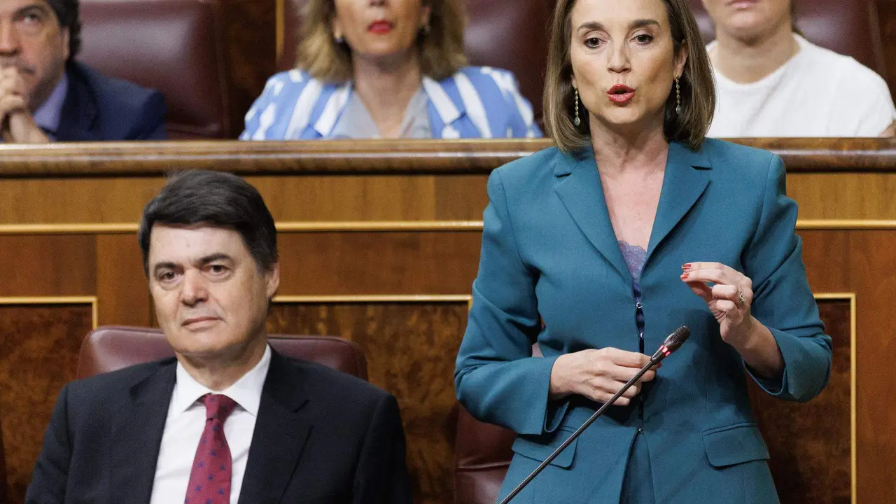  La portavoz del PP en el Congreso, Cuca Gamarra; y el diputado del PP, Carlos Rojas 