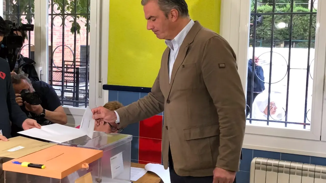  Ortega Smith ejerce su derecho al voto en el Colegio Mar&iacute;a Inmaculada, Hijas de la Caridad en Chamber&iacute;. - EUROPA PRESS 