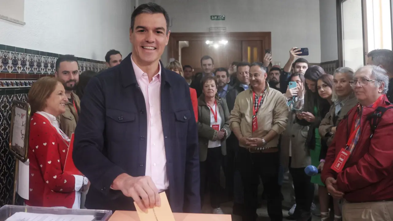  El secretario general del PSOE y presidente del Gobierno de Espa&ntilde;a, Pedro S&aacute;nchez, ejerce su derecho al voto en el Colegio de Nuestra Se&ntilde;ora del Buen Consejo, a 28 de mayo de 2023, en Madrid (Espa&ntilde;a). Hoy, 28M, se celebran en Espa&ntilde;a elecciones municipales - Ricardo Rubio - Europa Press 