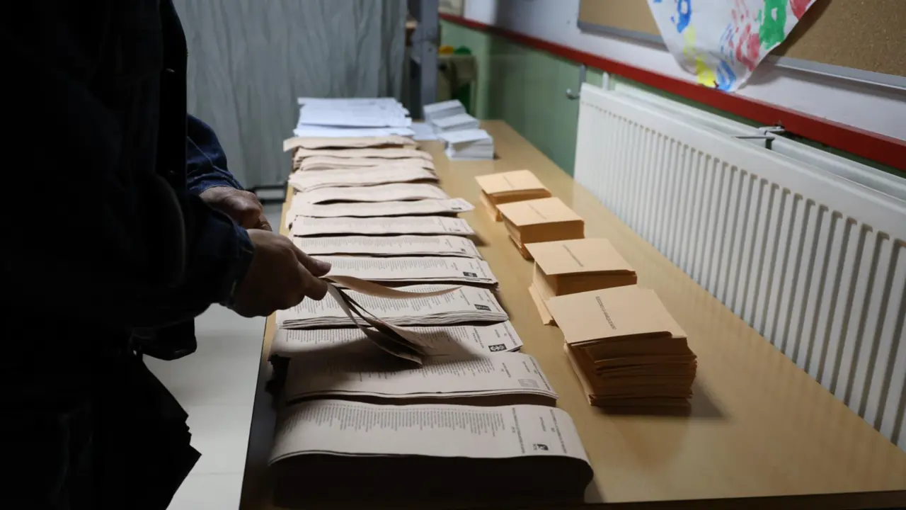  Votantes eligen las papeletas para votar en un colegio electoral, a 28 de mayo de 2023, en Madrid, Comunidad de Madrid (Espa&ntilde;a). - Marta Fer 