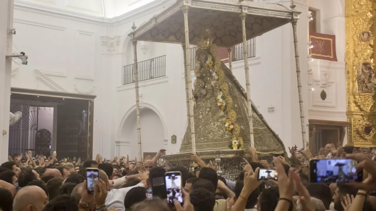  La Virgen del Roc&iacute;o procesiona por la aldea tras el tradicional salto a la reja - ALBERTO D&Iacute;AZ/EUROPA PRESS 