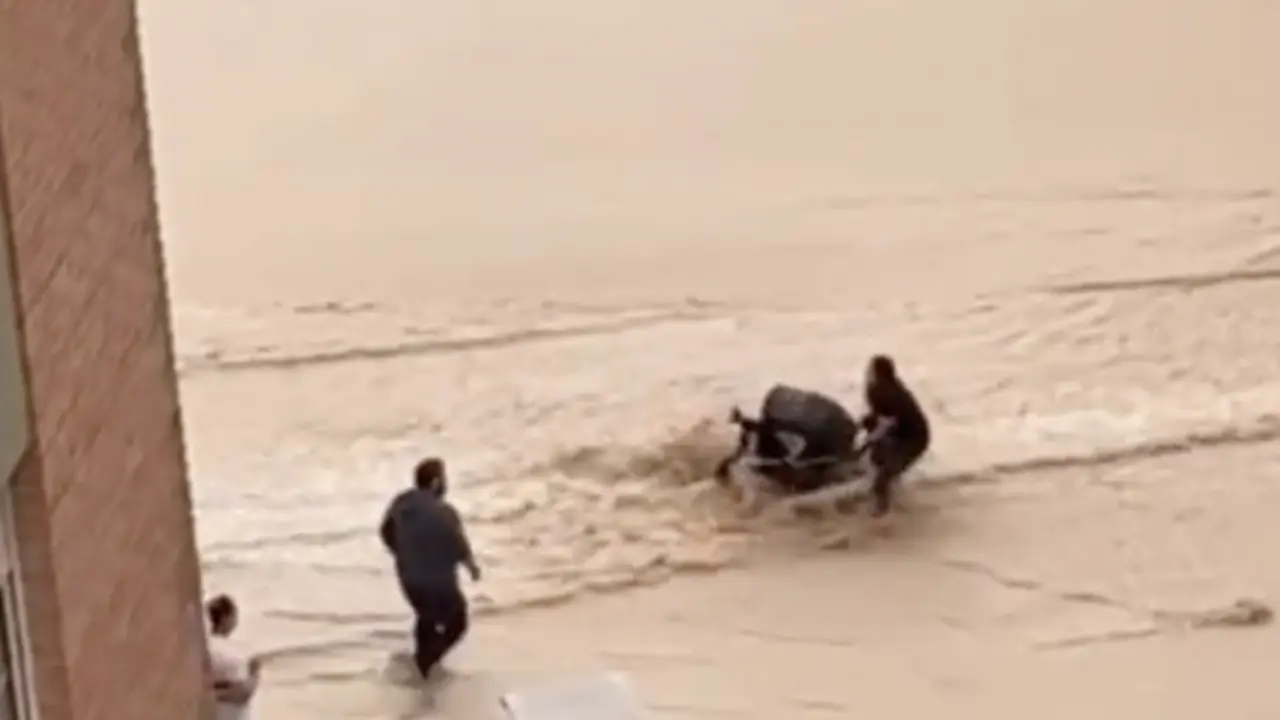  Captura del video donde el hombre se acerca a la mujer con el carricoche 