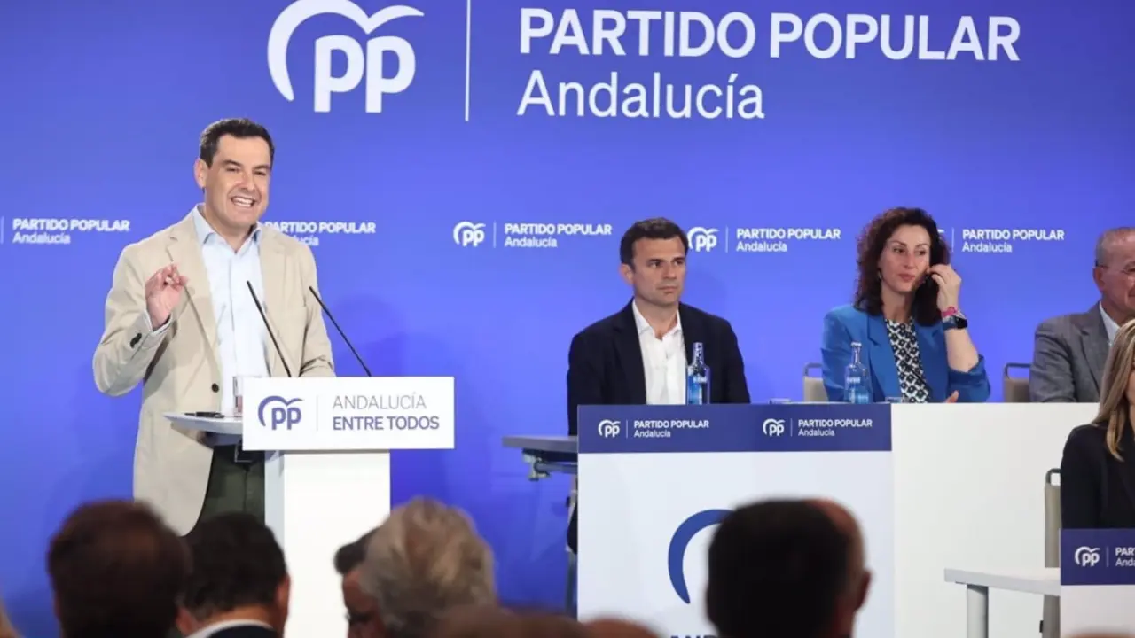  El presidente del PP andaluz y de la Junta, Juanma Moreno, este lunes en Sevilla - JOAQU&Iacute;N CORCHERO-EUROPA PRESS 