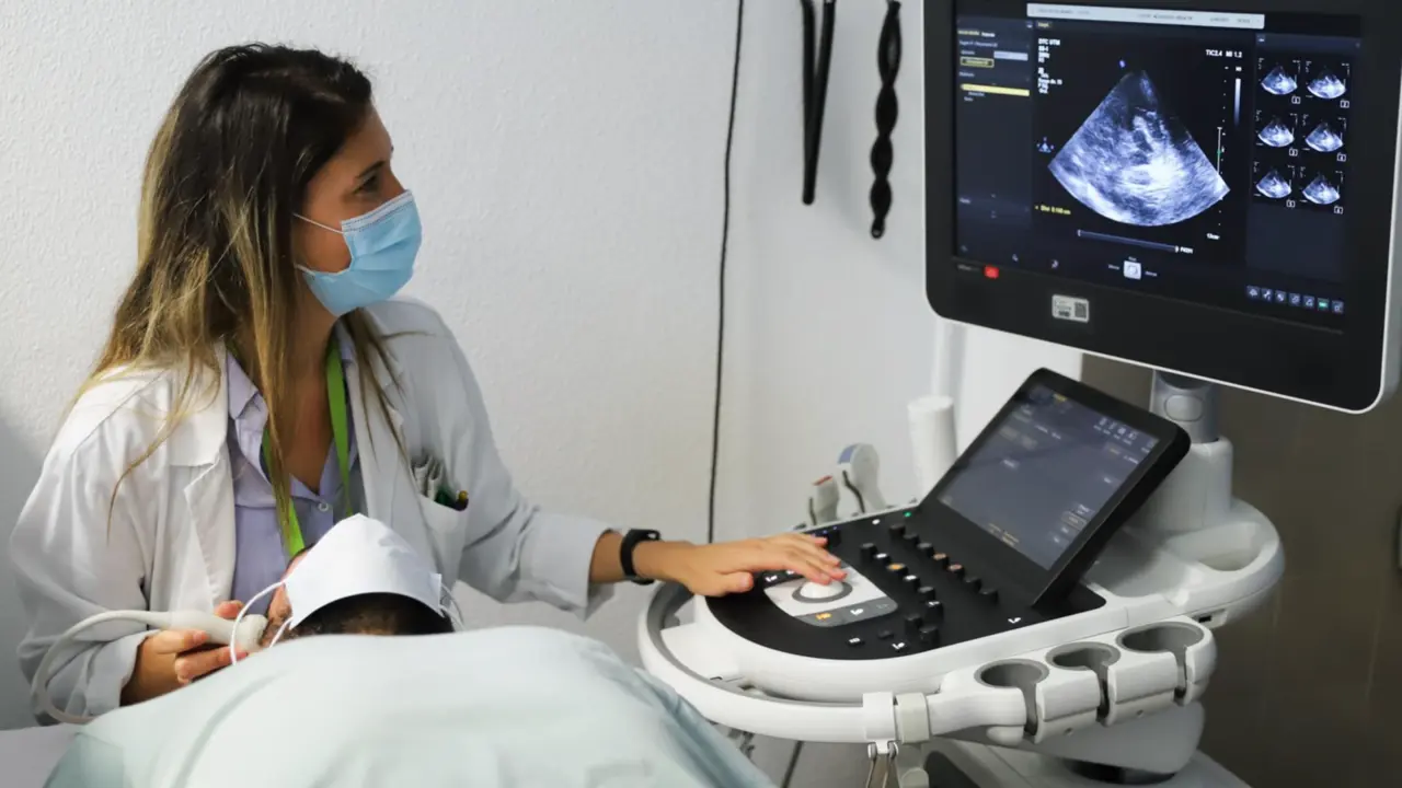  Realizaci&oacute;n de una ecograf&iacute;a transcraneal - HOSPITAL GERMANS TRIAS I PUJOL 