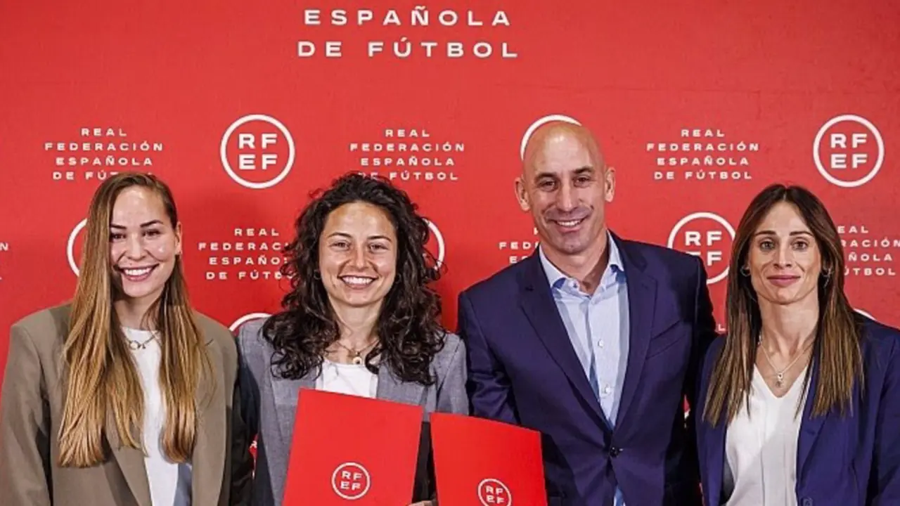  De izda a dcha: Irene Guerrero, Ivana Andr&eacute;s, Luis Rubiales y Esther Gonz&aacute;lez tras la firma del acuerdo para facilitar la conciliaci&oacute;n en el Mundial de Australia y Nueva Zelanda - PRENSA RFEF 