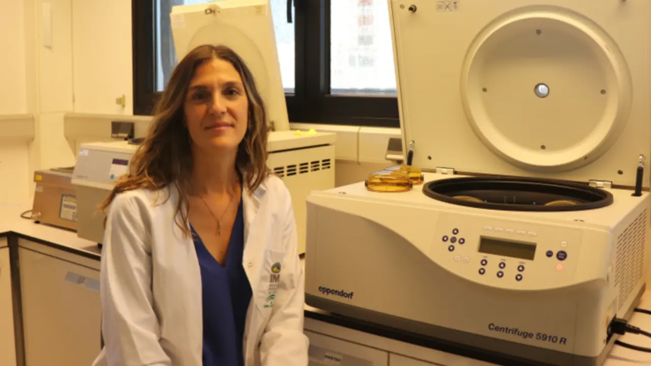  Alejandra Pera, investigadora principal del estudio, en su laboratorio del IMIBIC. 