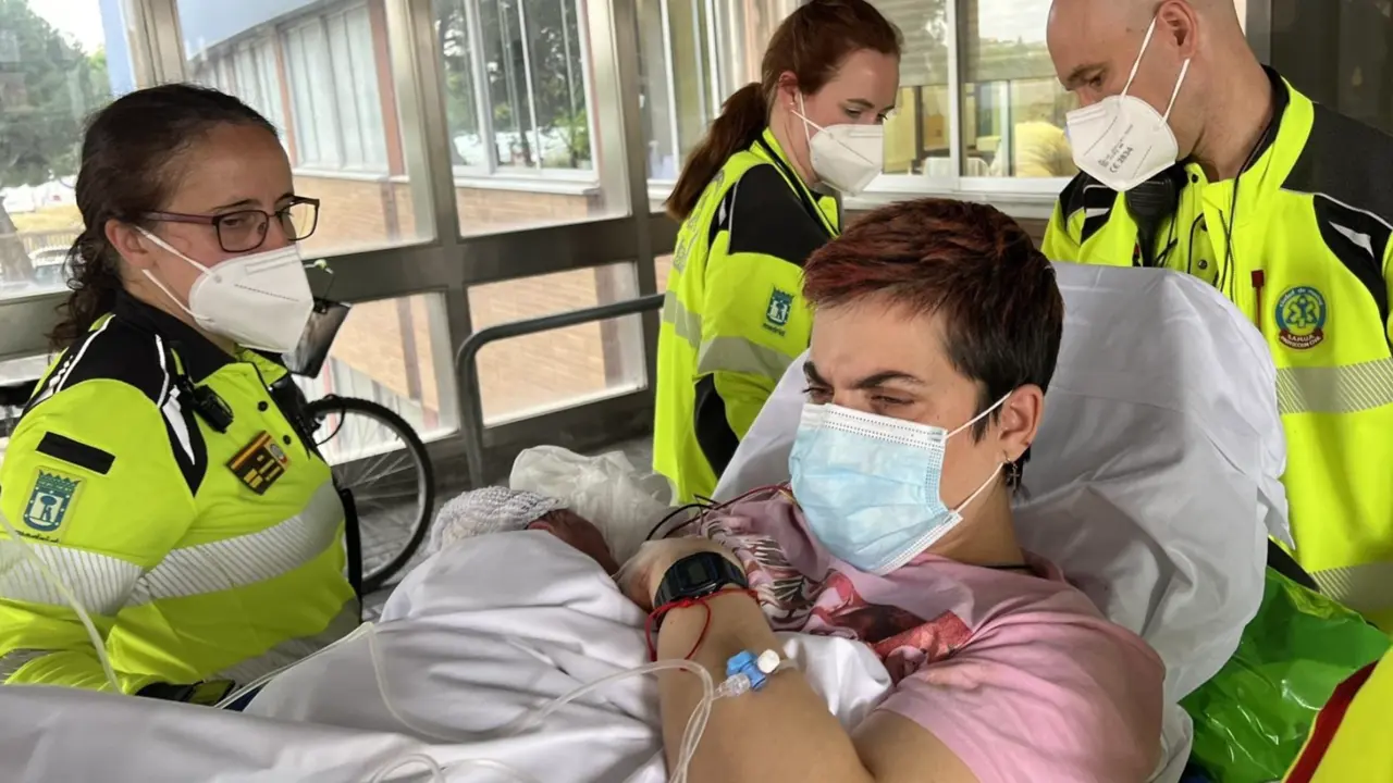  Una mujer da a luz en plena calle ayudada por una enfermera - EMERGENCIAS MADRID 