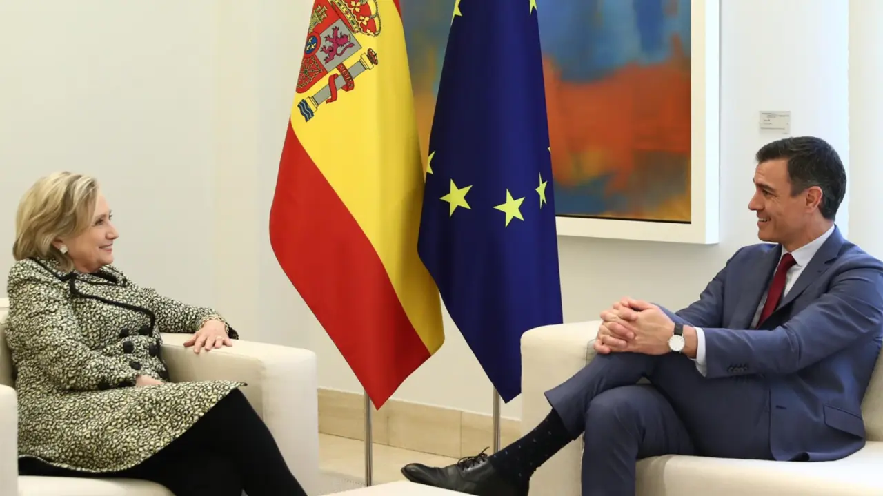  La exsecretaria de Estado estadounidense, Hillary Clinton y el presidente del Gobierno, Pedro S&aacute;nchez, en un encuentro en La Moncloa. - FERNANDO.CALVO 