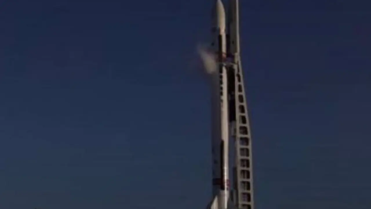  Cohete Miura 1 en torre de lanzamiento - PLD SPACE 