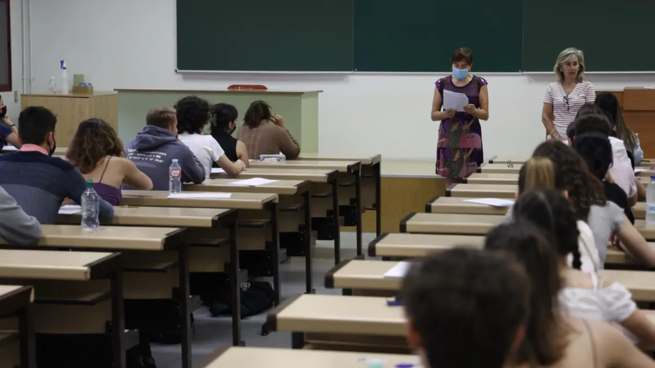  Archivo - Alumnos realizan los ex&aacute;menes de la EBAU en la Universidad de Valladolid. - EUROPA PRESS/ LOURDES AZA&Ntilde;A - Archivo 