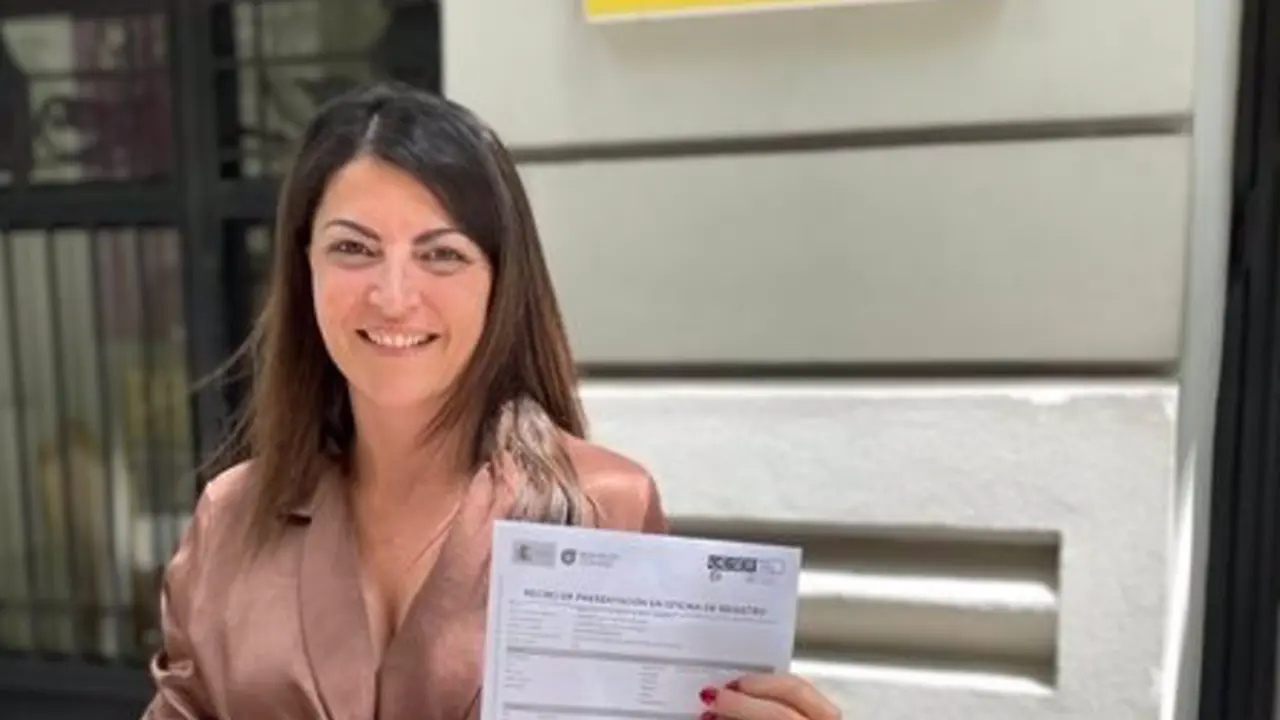  Macarena Olona ense&ntilde;ando copia del registro de su partido - EUROPA PRESS 