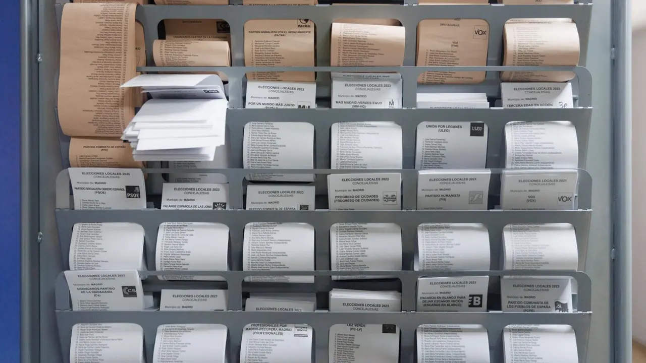  Papeletas preparadas en un colegio electoral, a 28 de mayo de 2023, en Madrid (Espa&ntilde;a). - Eduardo Parra - Europa Press 