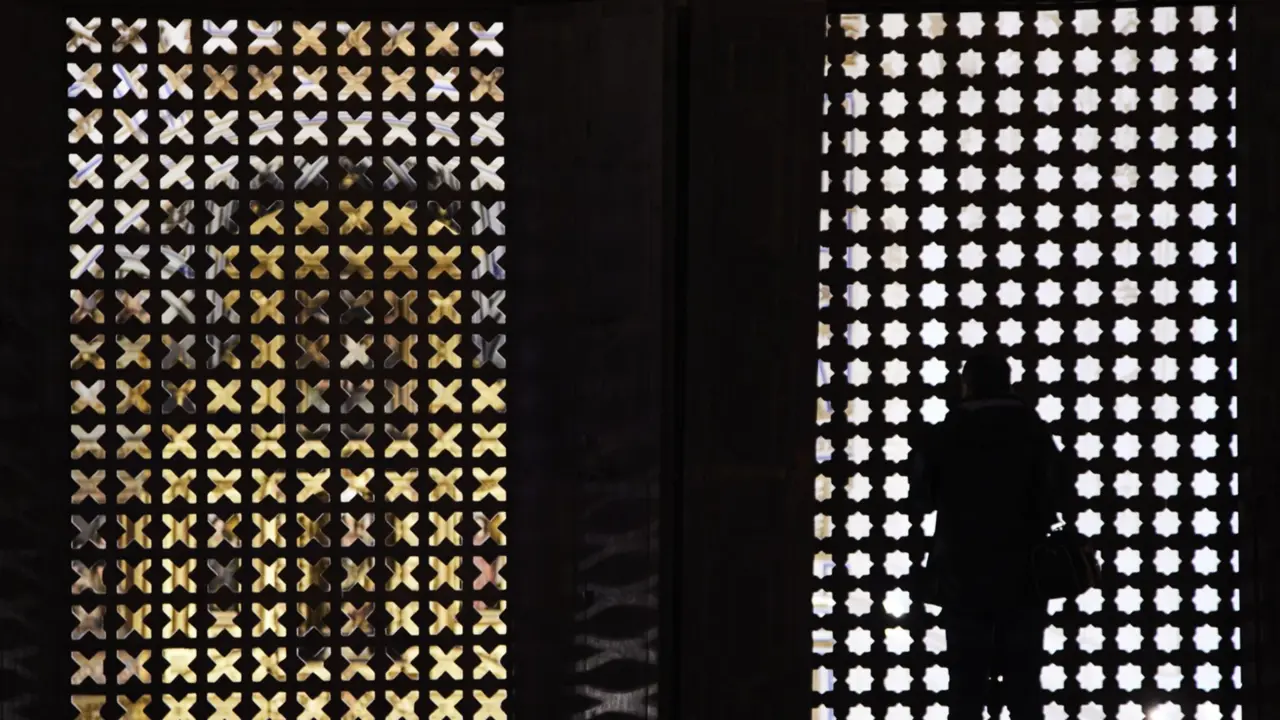  Archivo - Una persona en una iglesia. - Joaquin Corchero - Europa Press - Archivo 