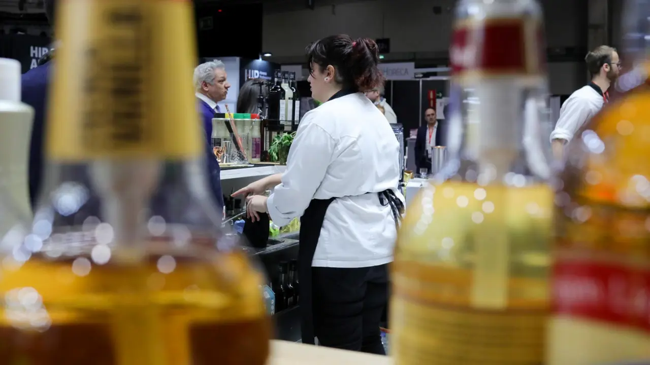  Archivo - Una camarera en un bar - Jes&uacute;s Hell&iacute;n - Europa Press - Archivo 