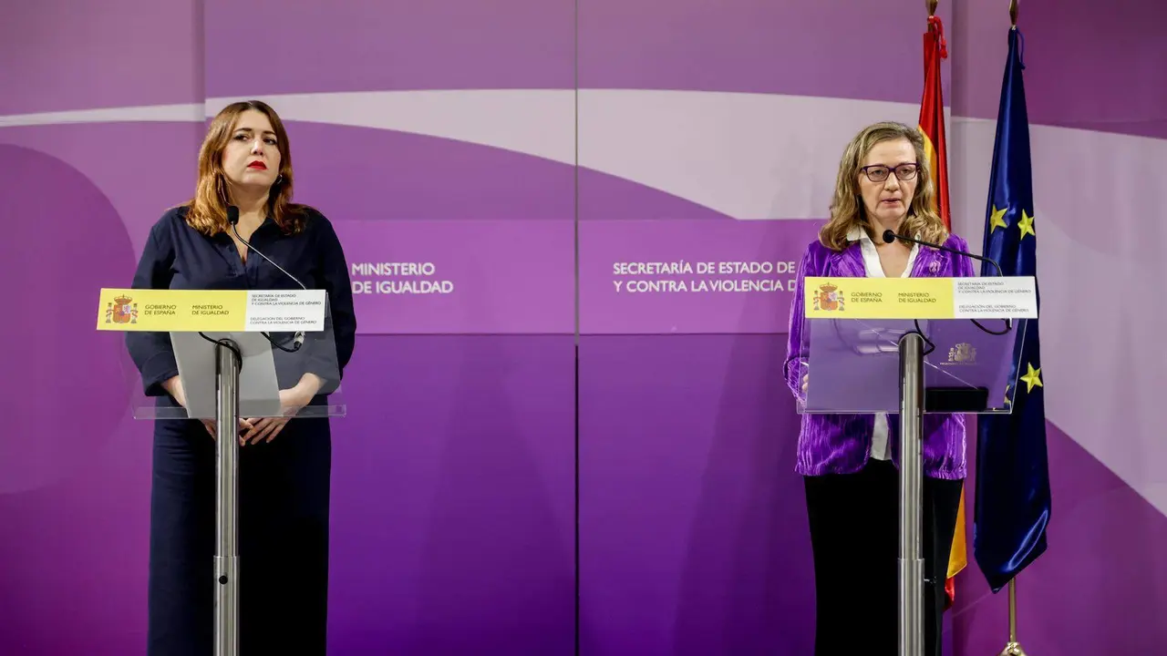  La secretaria de Estado de Igualdad y contra la Violencia de G&eacute;nero, &Aacute;ngela Rodr&iacute;guez Pam (i), y la delegada del Gobierno contra la Violencia de G&eacute;nero, Victoria Rosell 